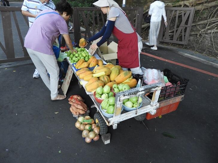 入口旁的水果攤販