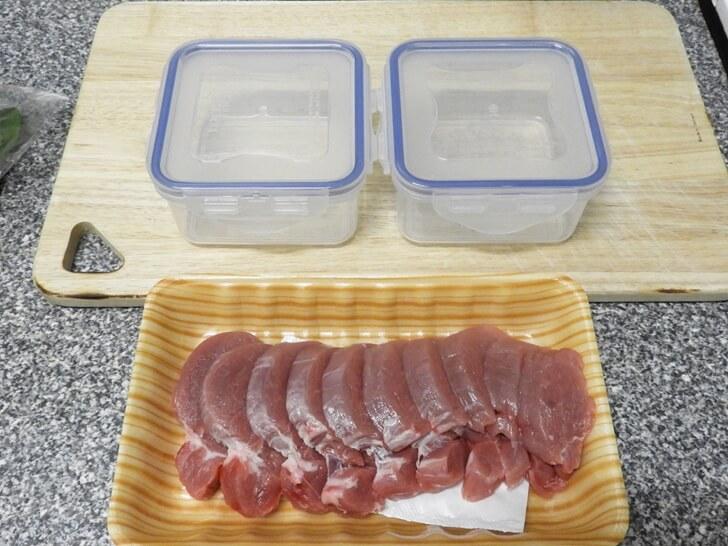 新鮮豬肉及兩個樂扣樂扣保鮮盒