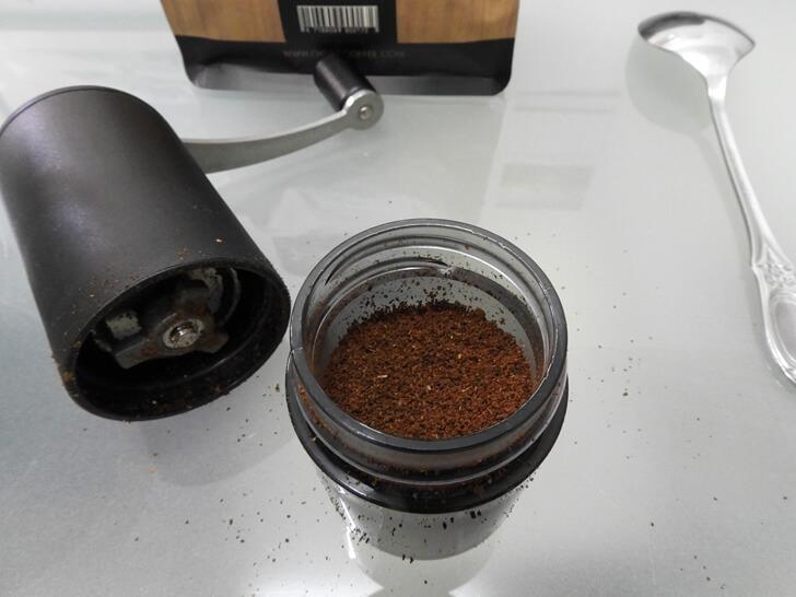 手搖研磨完成的咖啡粉