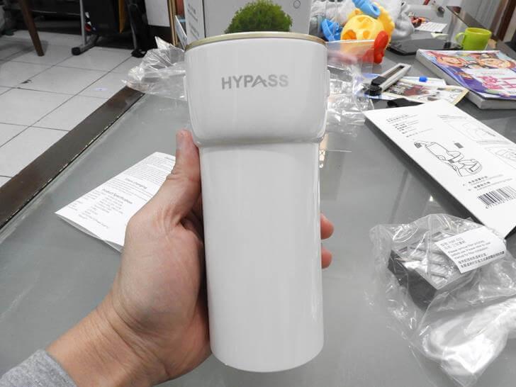 海帕斯 HYPASS 車用空氣瓶子 2 代拿在手上像杯飲料