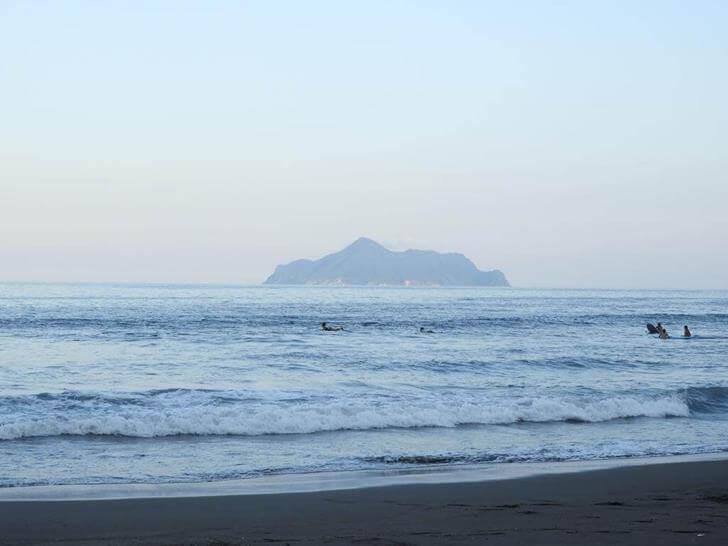 遠眺海岸對面的龜山島