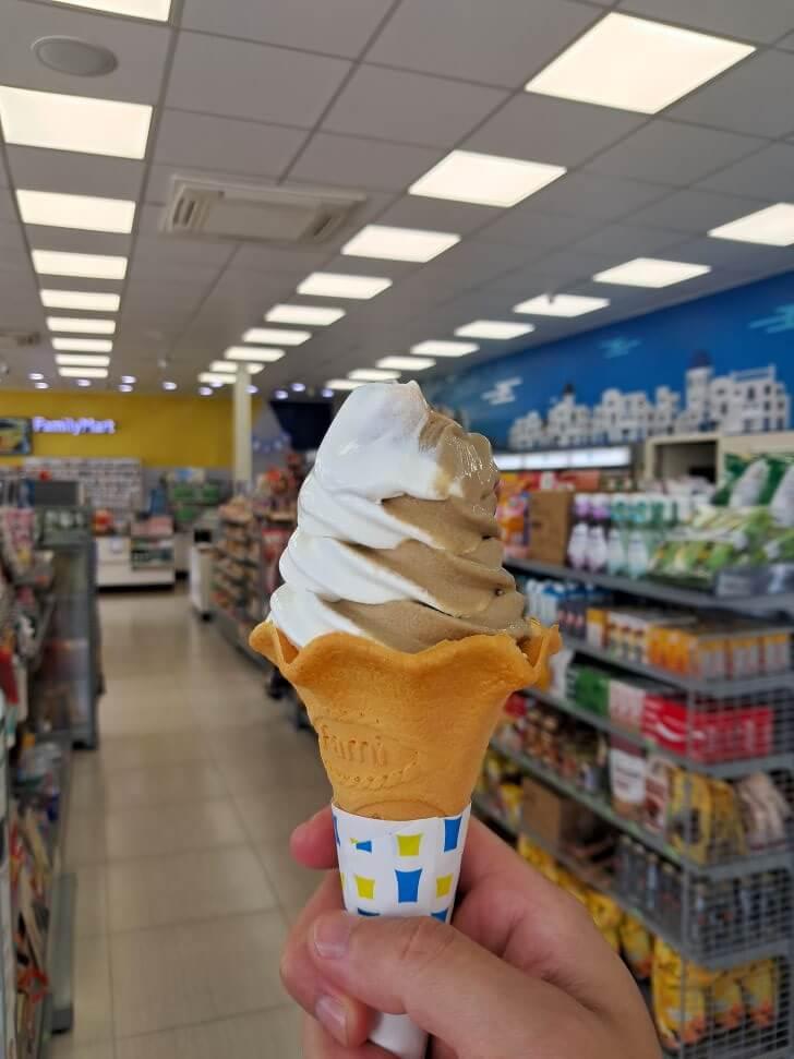 全家便利商店的荔枝烏龍加牛奶綜合霜淇淋